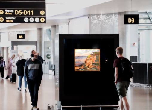 To nye Munch-malerier møter folk som kommer med fly til Oslo