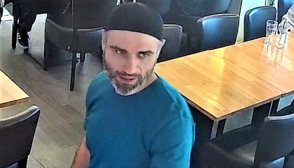 Zaniar Matapour (43) fanget av overvåkingskamera på et serveringssted i Oslo ni timer før han skjøt og drepte to menn og skadet 21 andre mennesker ved Per på hjørnet og London pub.