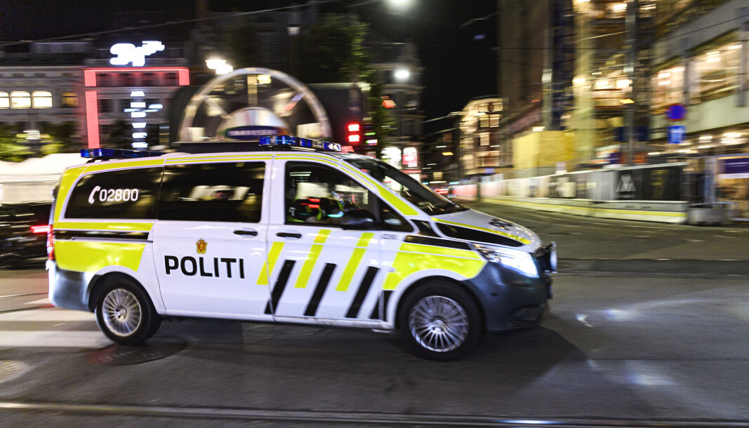 De to personene som blødde fra hodet, ble fraktet til legevakt. Enn så lenge er det uvisst hvor gjerningspersonen befinner seg. De to personene som blødde fra hodet, ble fraktet til legevakt. Enn så lenge er det uvisst hvor gjerningspersonen befinner seg.