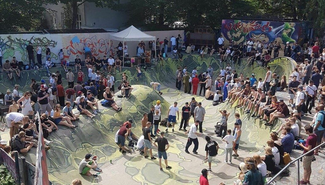 Skatebowlen ute og scenen under Dyvekes bru blir fylt opp av skate- og musikkelskende mennesker lørdag 16. juli.