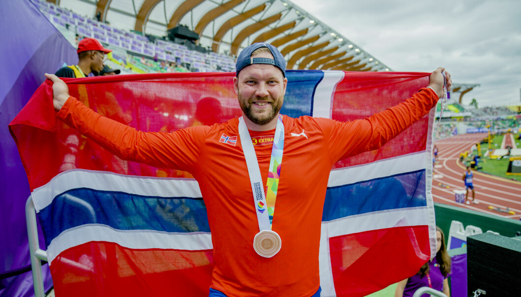 Eivind Henriksen med bronsemedaljen rundt halsen under VM i friidrett på Hayward Field i Eugene, Oregon.