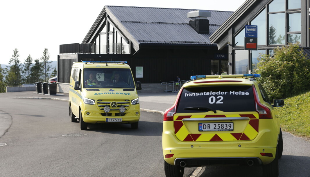 Ambulansepersonell ivaretok tok personer på stedet. De to slapp trolig unna zipline-uhellet med med mindre skader, opplyser politiet. Ambulansepersonell ivaretok tok personer på stedet. De to slapp trolig unna zipline-uhellet med med mindre skader, opplyser politiet.
