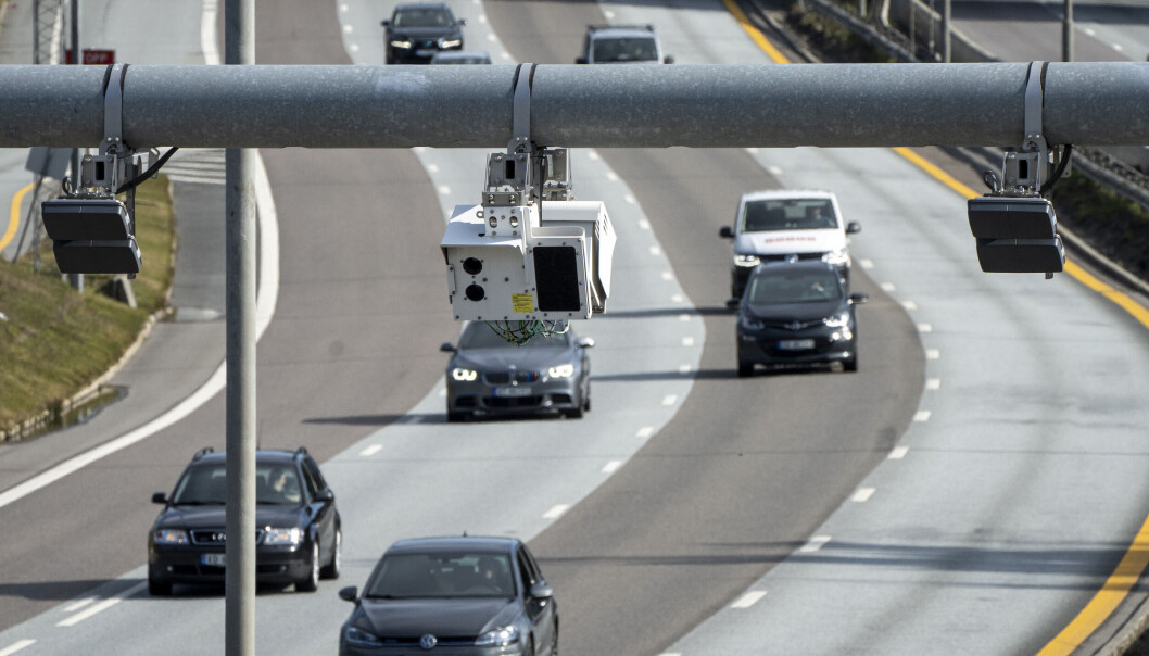 Fartsgrensen på E6 ved Alnabru er 80 km/t - onsdag formiddag ble en bilist tatt for å kjøre 62 km/t over tillatt grense. Fartsgrensen på E6 ved Alnabru er 80 km/t - onsdag formiddag ble en bilist tatt for å kjøre 62 km/t over tillatt grense.