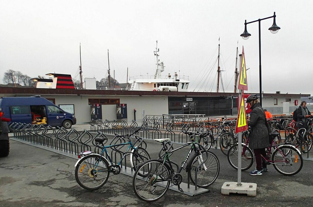 Dette er sykkelparkeringen opprettet ved øyfergene i 2015. Nå er det fjernet og syklister må finne andre steder å låse syklene sine.
