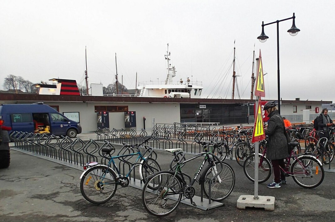 Dette er sykkelparkeringen opprettet ved øyfergene i 2015. Nå er det fjernet og syklister må finne andre steder å låse syklene sine. Dette er sykkelparkeringen opprettet ved øyfergene i 2015. Nå er det fjernet og syklister må finne andre steder å låse syklene sine.