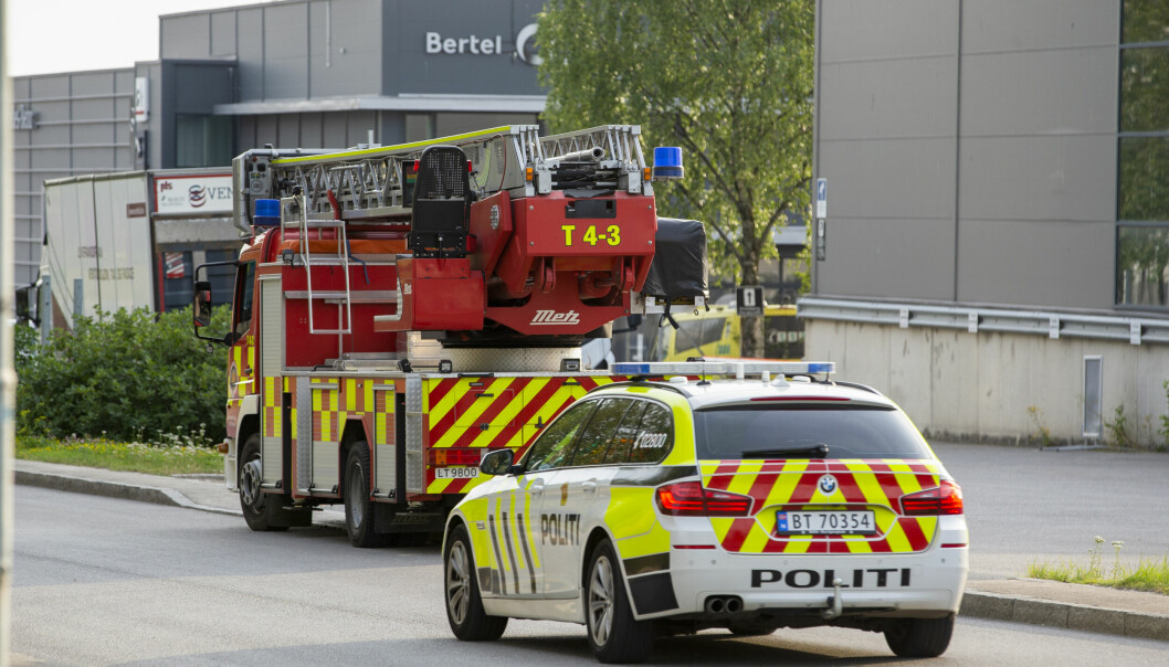Biler fra politiet og Oslo brann- og redningsetat utenfor gjenvinningsanlegget i Knud Bryns vei i Oslo der det oppsto brann onsdag kveld. Foto: Trond Reidar Teigen / NTB