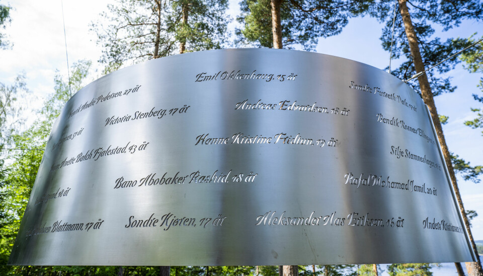 Ingen navn kommer først eller sist på minnesmerket over de drepte Utøya. På et stille sted på øya kan folk minnes barna og ungdommene som ble drept for elleve år siden.