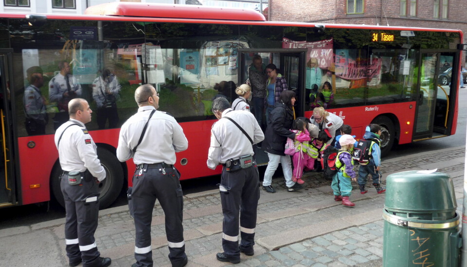 Innleide vektere fra Securitas under en billettkontroll på 34-bussen i Oslo.