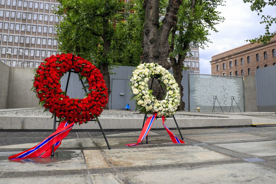Rosekranser under minnemarkeringen i Regjeringskvartalet, 11 år terrorangrepet 22.juli 2011. Foto: Tor Erik Schrøder / NTB