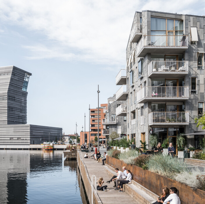 Vannkunsten ligger i Bjørvika, rett ved fjorden og Munchmuseet. Vannkunsten ligger i Bjørvika, rett ved fjorden og Munchmuseet.