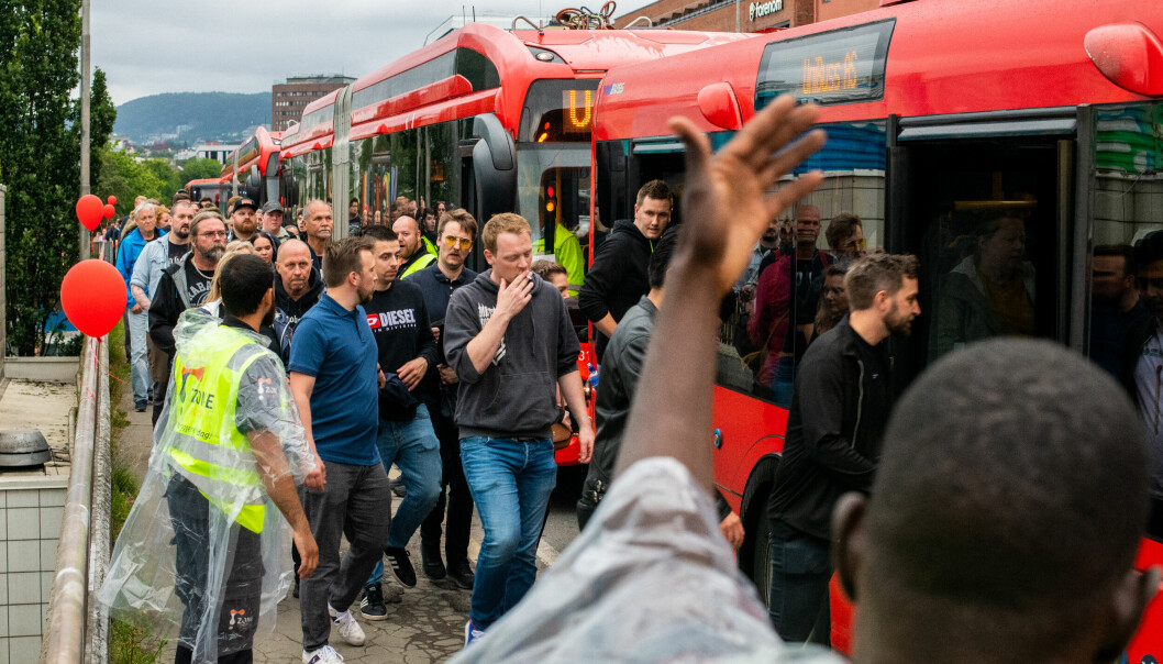 Folk strømmer til shuttlebusser for å dra på Rammstein-konsert på Bjerke travbane i Oslo søndag.