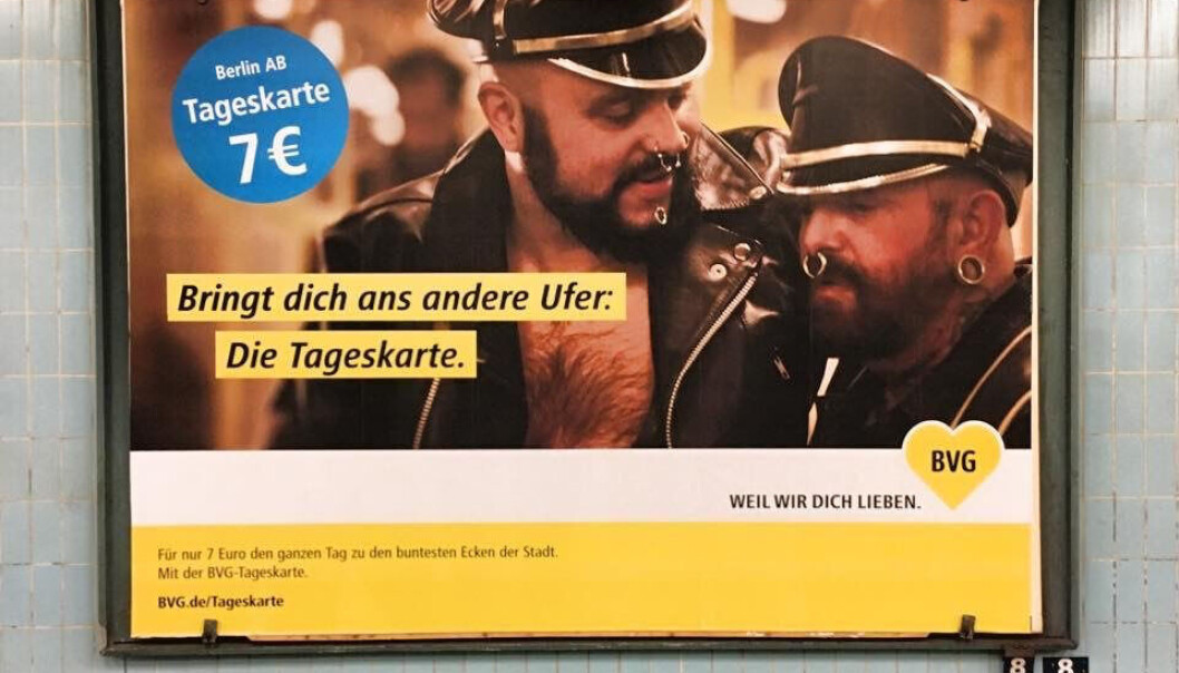 – Å se denne plakaten av to lærhomser på t-banen i Berlin er vakkert. Den sier noe om hvor velkommen, frisinnet og åpen byen er, mener Tore Sinding Bekkedal. – Å se denne plakaten av to lærhomser på t-banen i Berlin er vakkert. Den sier noe om hvor velkommen, frisinnet og åpen byen er, mener Tore Sinding Bekkedal.