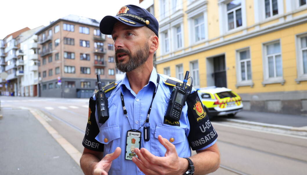 Innsatsleder Thomas Broberg forteller at politiet leter etter en gjerningsperson etter voldsepisoden. Innsatsleder Thomas Broberg forteller at politiet leter etter en gjerningsperson etter voldsepisoden.