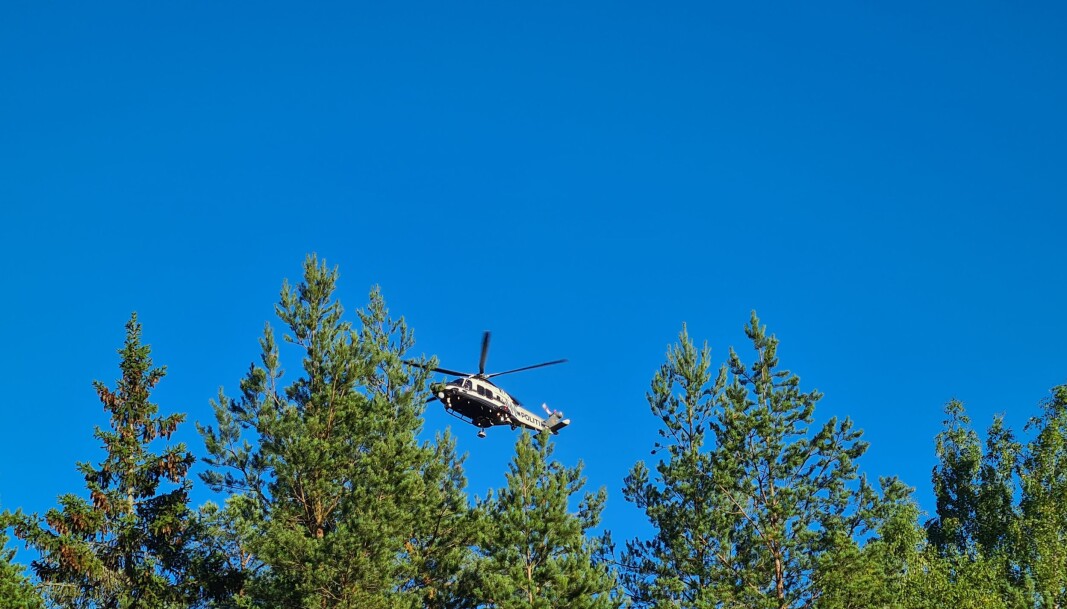 Politihelikopter er med i leteaksjonen. Det var i lufta ved 20-tida i dag, i følge VårtOslos journalist på stedet. Politihelikopter er med i leteaksjonen. Det var i lufta ved 20-tida i dag, i følge VårtOslos journalist på stedet.