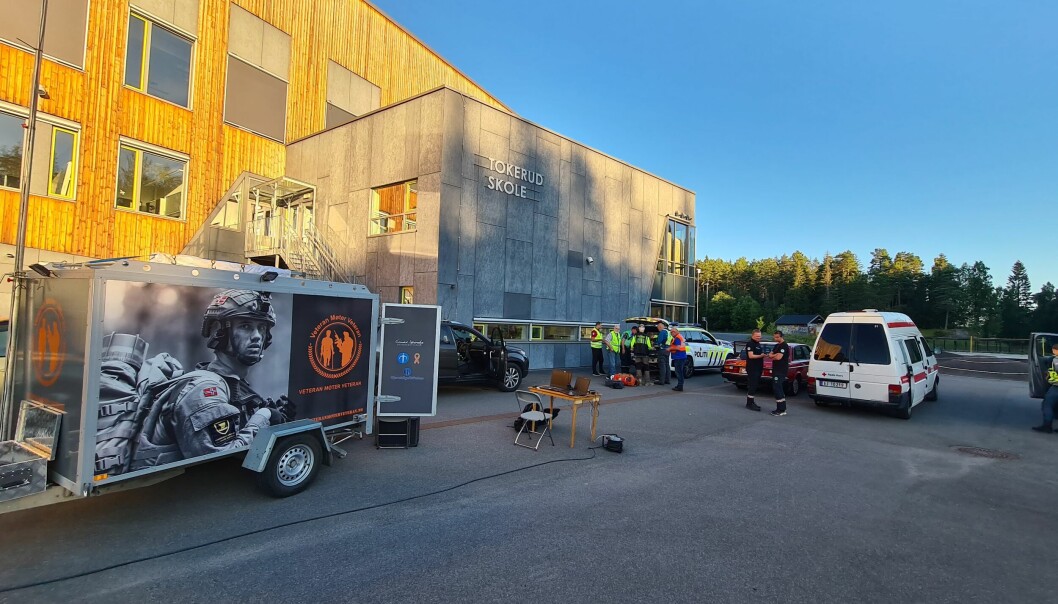 Redningsmannskaper fra politiet og frivillige fra Norsk folkehjelp og Røde kors er på plass på Tokerud skole nå i kveld. Ambulanse fra AMK har vært til stede.