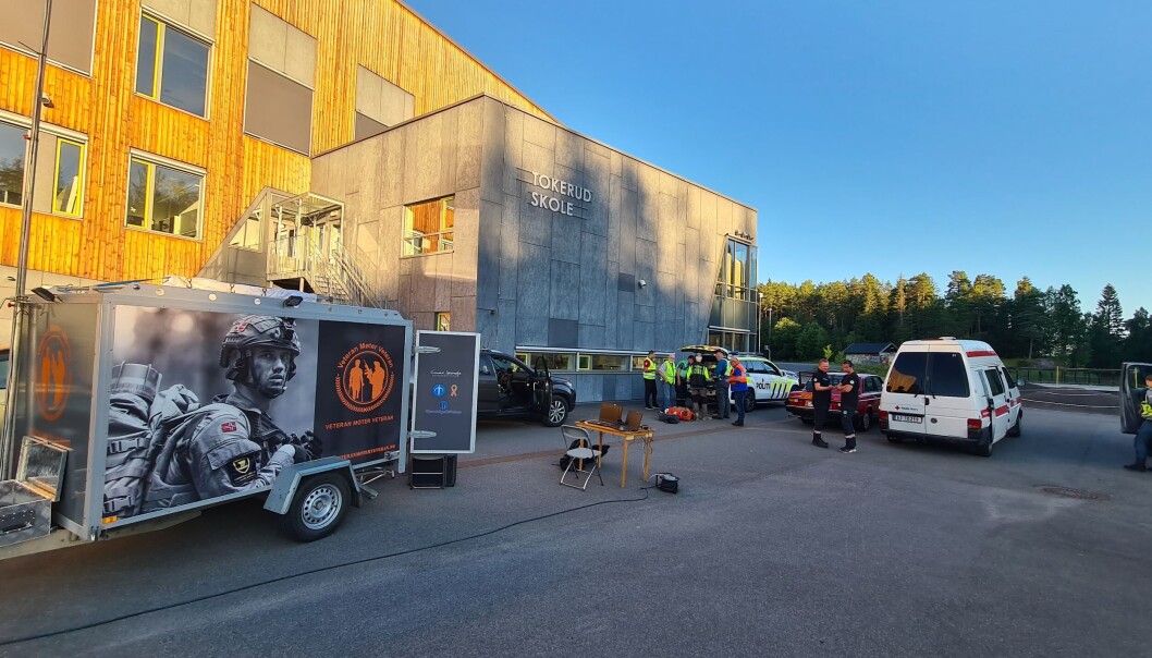 Redningsmannskaper fra politiet og frivillige fra Norsk folkehjelp og Røde kors er på plass på Tokerud skole nå i kveld. Ambulanse fra AMK har vært til stede. Redningsmannskaper fra politiet og frivillige fra Norsk folkehjelp og Røde kors er på plass på Tokerud skole nå i kveld. Ambulanse fra AMK har vært til stede.