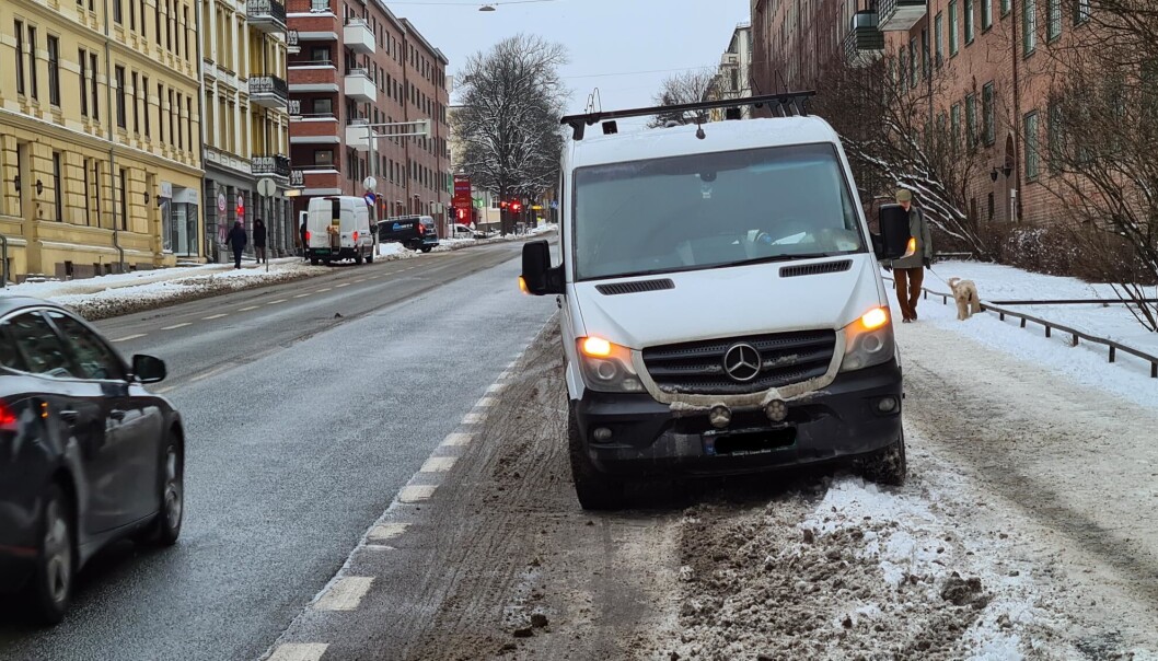 En ulovlig parkering blir ikke lovlig av å sette på bilens varsellys. En ulovlig parkering blir ikke lovlig av å sette på bilens varsellys.