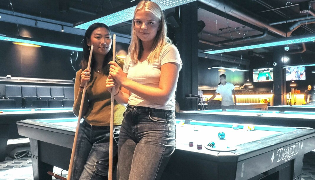Hennie Wik (17) og Kiera Lee Garmark (16) deltar daglig på sommerskolen til Oslo Biljardklubb.