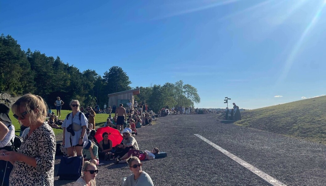 I stekende sol sto det fredag ettermiddag haugevis av mennesker og ventet i flere timer på fergen tilbake til fastlandet. I stekende sol sto det fredag ettermiddag haugevis av mennesker og ventet i flere timer på fergen tilbake til fastlandet.