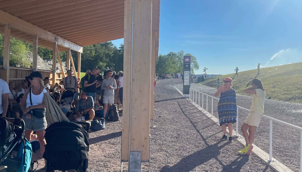 — Jeg har aldri sett så lang kø! forklarer Kirsti Discher der hun står blant folkemengden. — Jeg har aldri sett så lang kø! forklarer Kirsti Discher der hun står blant folkemengden.