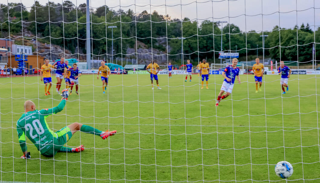 Henrik Bjørdal øker Vålerengas ledelse til 3-1 på straffespark i bortekampen mot Jerv. Henrik Bjørdal øker Vålerengas ledelse til 3-1 på straffespark i bortekampen mot Jerv.