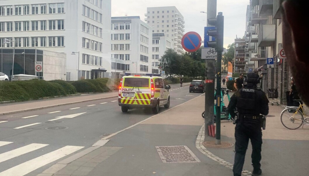 Politiet er på jakt etter en mann som skal ha gått rundt med en pistol. Politiet er på jakt etter en mann som skal ha gått rundt med en pistol.
