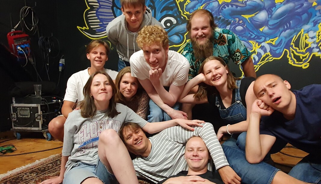 Humor uten stopp: Et improshow på 168 timer uten pauser er ikke det letteste å begi seg ut på, men improskuespillere fra humorgruppene Ecstasy Impro og UNKT HHØNT har tatt utfordringen. Humor uten stopp: Et improshow på 168 timer uten pauser er ikke det letteste å begi seg ut på, men improskuespillere fra humorgruppene Ecstasy Impro og UNKT HHØNT har tatt utfordringen.