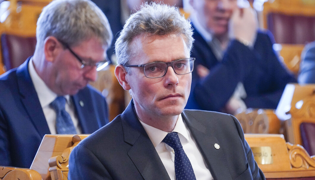 Forsknings- og høyere utdanningsminister Ola Borten Moe (Sp) mener samskipnadene må ta en del av skylden for boligmangelen blant studenter, siden de tjener godt, og har fem milliarder i egenkapital. . Forsknings- og høyere utdanningsminister Ola Borten Moe (Sp) mener samskipnadene må ta en del av skylden for boligmangelen blant studenter, siden de tjener godt, og har fem milliarder i egenkapital. .