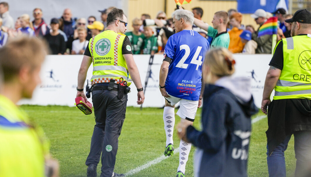 Statsminister Jonas Gahr Støre går av banen under verdikampen i fotball på Ekebergsletta.