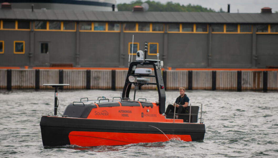 Dronen er fullt autonom, men av sikkerhetsmessige grunner vil det være en person om bord når dronen kjøres i indre Oslofjord. Dronen er fullt autonom, men av sikkerhetsmessige grunner vil det være en person om bord når dronen kjøres i indre Oslofjord.