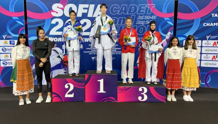 Amina Hammich poserer stolt med bronsjemedaljen på pallen. Amina Hammich poserer stolt med bronsjemedaljen på pallen.