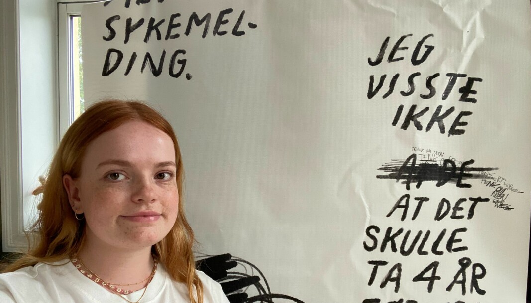 «Jeg gikk hjem med en sykemelding» og «Jeg visste ikke at det skulle ta 4 år før jeg gikk ut igjen» er teksten som står skrevet på gardinen til 21-årige Nanna Lauritzen.