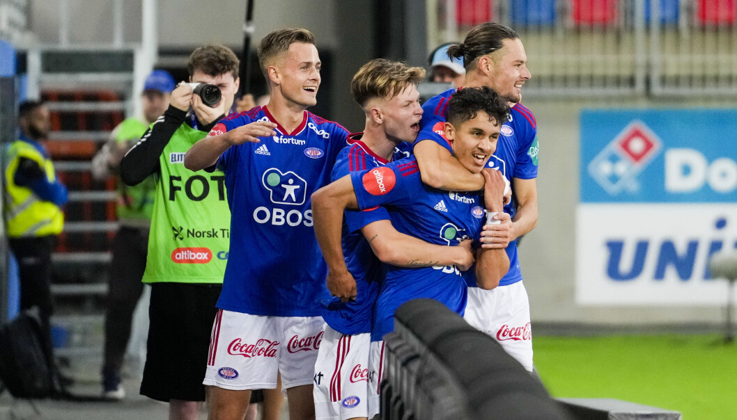 Etter en frustrerende time hjemme mot Aalesund, løsnet det for Vålerenga som til slutt vant 4-0 i Eliteserien søndag. Etter en frustrerende time hjemme mot Aalesund, løsnet det for Vålerenga som til slutt vant 4-0 i Eliteserien søndag.