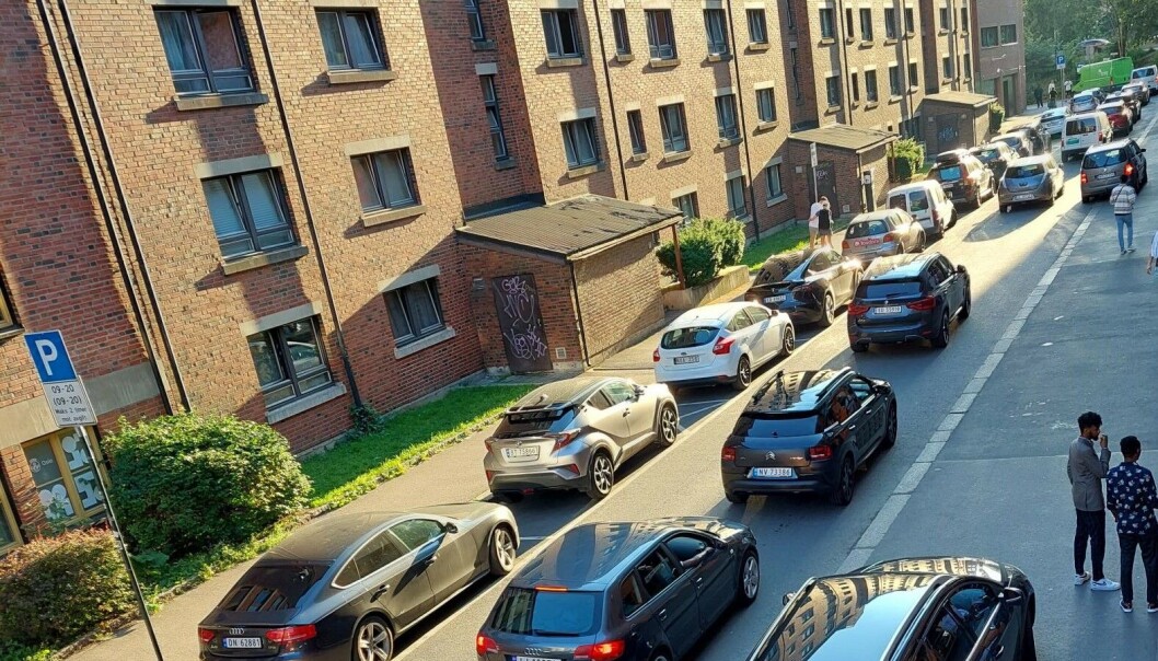 Bilene står tett etter hverandre i Breigata på ettemiddagen. Ifølge Lispet Kristiansen er trafikken mye større enn før etableringen av bylivsgata. Bilene står tett etter hverandre i Breigata på ettemiddagen. Ifølge Lispet Kristiansen er trafikken mye større enn før etableringen av bylivsgata.