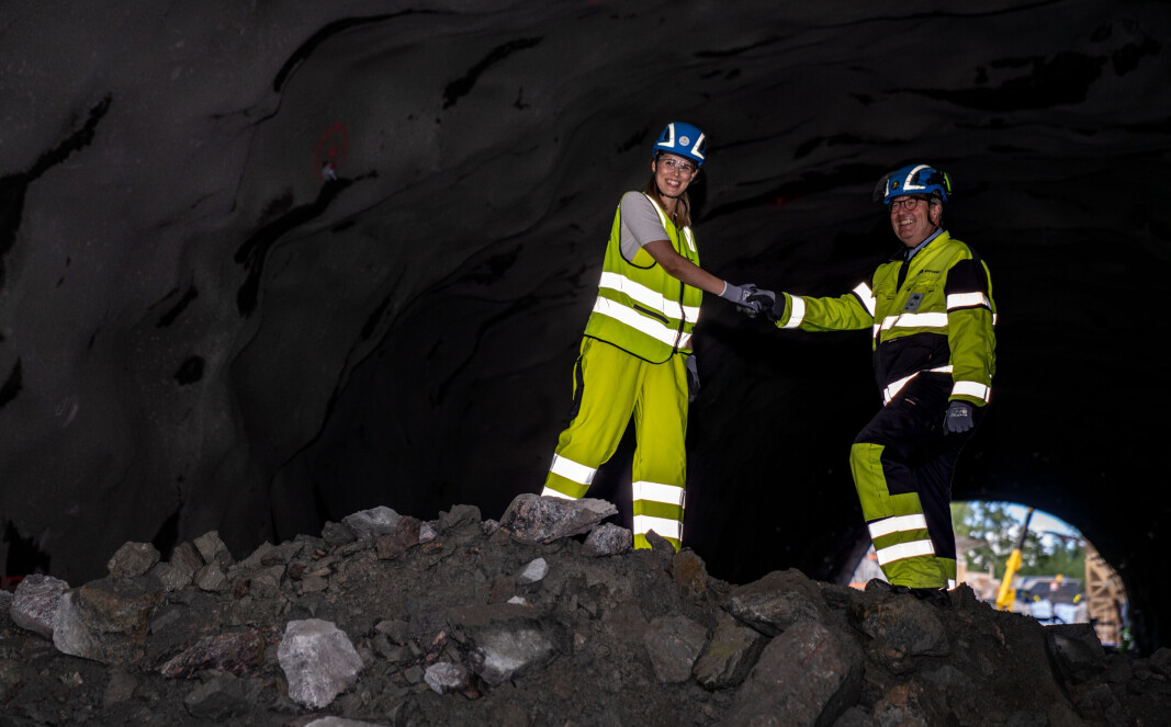 Hellerudtunnelen bygges med tradisjonell tunneldriving, ved at det først bores og deretter sprenges innover i fjellet. Hellerudtunnelen bygges med tradisjonell tunneldriving, ved at det først bores og deretter sprenges innover i fjellet.