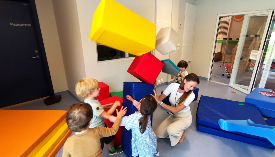 Inne på "puterommet" i Hasselhaugen barnehage kan man blant annet bygge tårn og rasere dem sporenstreks! I tillegg er det en sklie og en liten klatrevegg i rommet, så her går det unna. Inne på "puterommet" i Hasselhaugen barnehage kan man blant annet bygge tårn og rasere dem sporenstreks! I tillegg er det en sklie og en liten klatrevegg i rommet, så her går det unna.