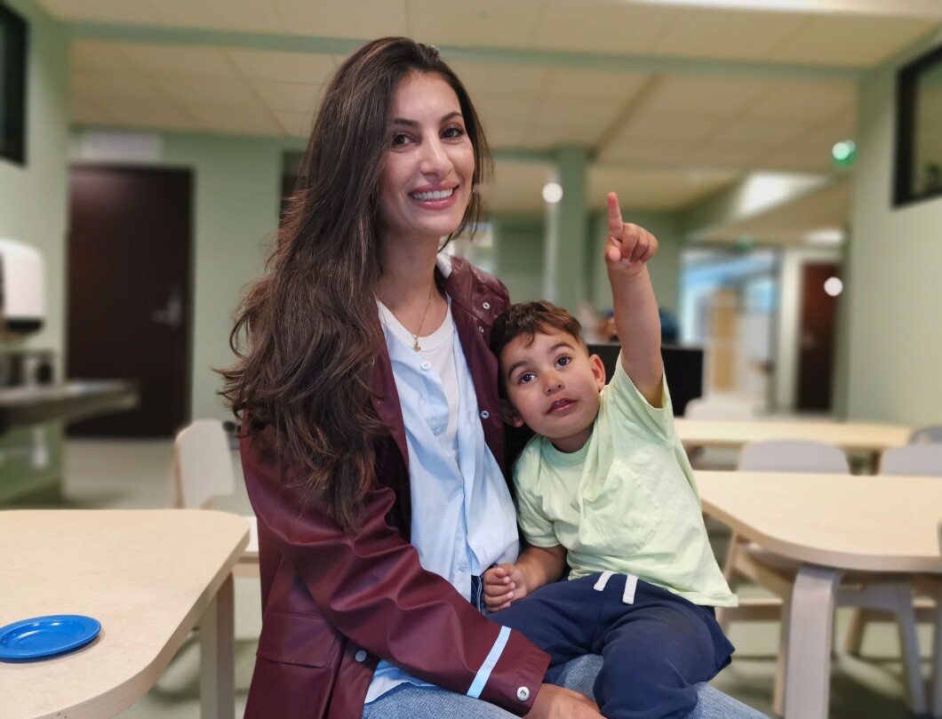 Adam (2 år og 10 måneder) forteller mamma Zhyan Kareemi (32) og fotografen om ting han får øye på ute på den spennende lekeplassen til nye Breidablikk barnehage. Adam (2 år og 10 måneder) forteller mamma Zhyan Kareemi (32) og fotografen om ting han får øye på ute på den spennende lekeplassen til nye Breidablikk barnehage.