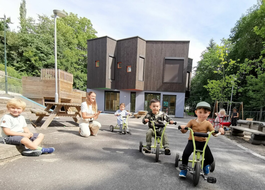 Totalrenoverte Hasselhaugen barnehage har mye spennende på gang. Her sykler Alvar (3 år og med keps) og Pontus (3) om kapp i retning fotografen, mens blant annet Olav (3), Joanna Szuta (38) og Hedvig (2) ser på. Totalrenoverte Hasselhaugen barnehage har mye spennende på gang. Her sykler Alvar (3 år og med keps) og Pontus (3) om kapp i retning fotografen, mens blant annet Olav (3), Joanna Szuta (38) og Hedvig (2) ser på.