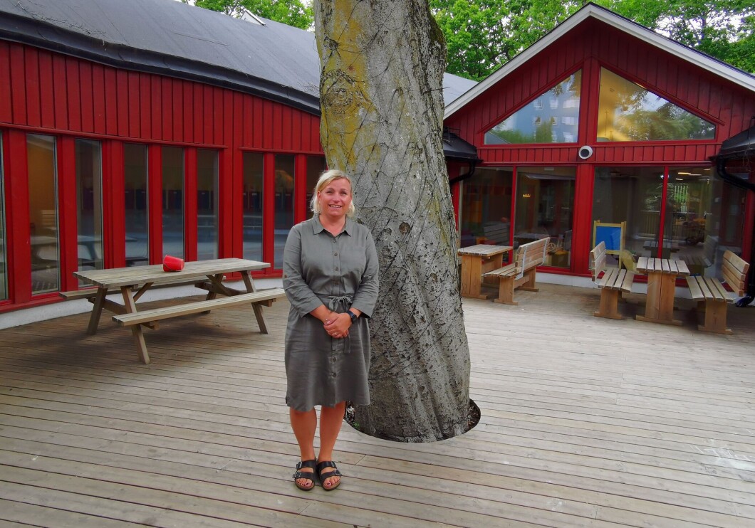 Kathrine Ulseth (44), barnehagestyrer i Kirsebærjordet barnehage, føler at barnehagen gir deg en varm klem når du kommer inn. Her står hun foran et tre som det var viktig at fikk leve videre når barnehagen ble totalrenovert. Kathrine Ulseth (44), barnehagestyrer i Kirsebærjordet barnehage, føler at barnehagen gir deg en varm klem når du kommer inn. Her står hun foran et tre som det var viktig at fikk leve videre når barnehagen ble totalrenovert.
