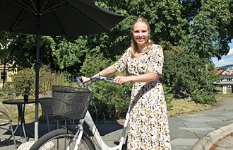 Cora (26) sykler hjem til folk etter deres ødelagte klesplagg. Etter kort tid leverer hun det tilbake ferdigfikset