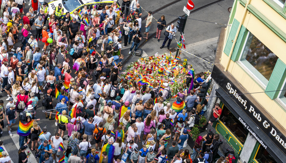Oslo 20220625. Flere hundre mennesker samler seg til en spontan solidaritetsparade etter at den opprinnelige prideparaden ble avlyst som følge av skyteepisoden mot London Pub natt til lørdag.Foto: Håkon Mosvold Larsen / NTB