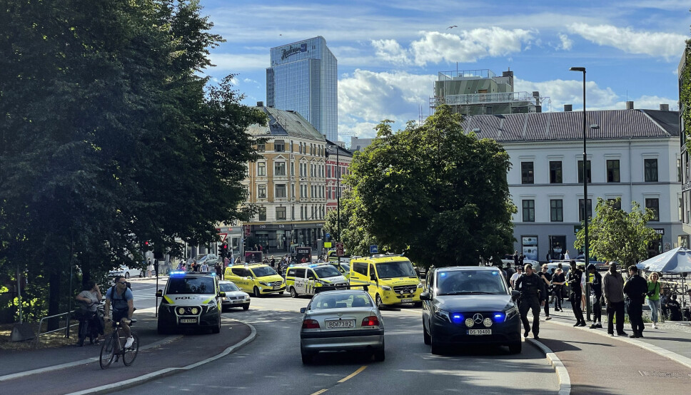 Politi og ambulanser på Grønland i Oslo etter at en mann skal være alvorlig skadd i en voldshendelse.