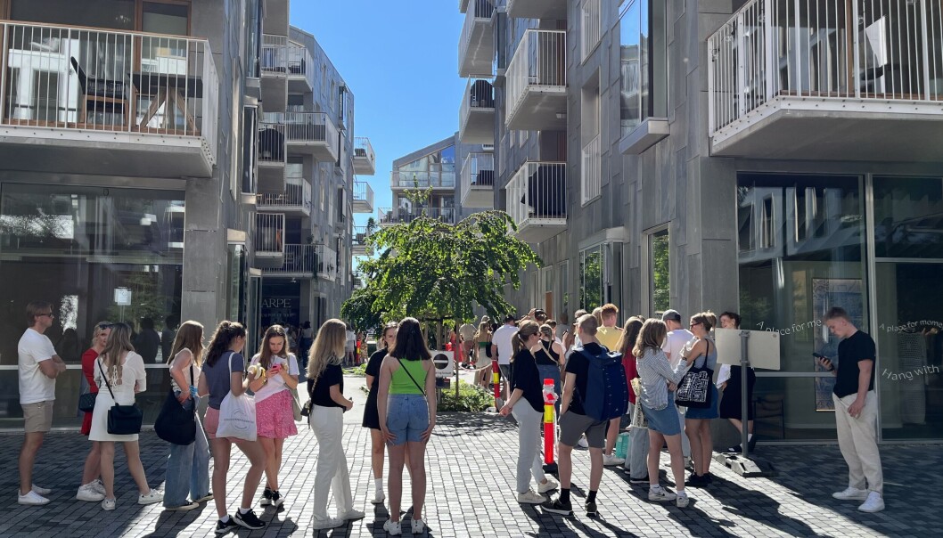 Mange forventningsfulle unge folk som vil ha sitt unike Karpe souvenir. Mange forventningsfulle unge folk som vil ha sitt unike Karpe souvenir.