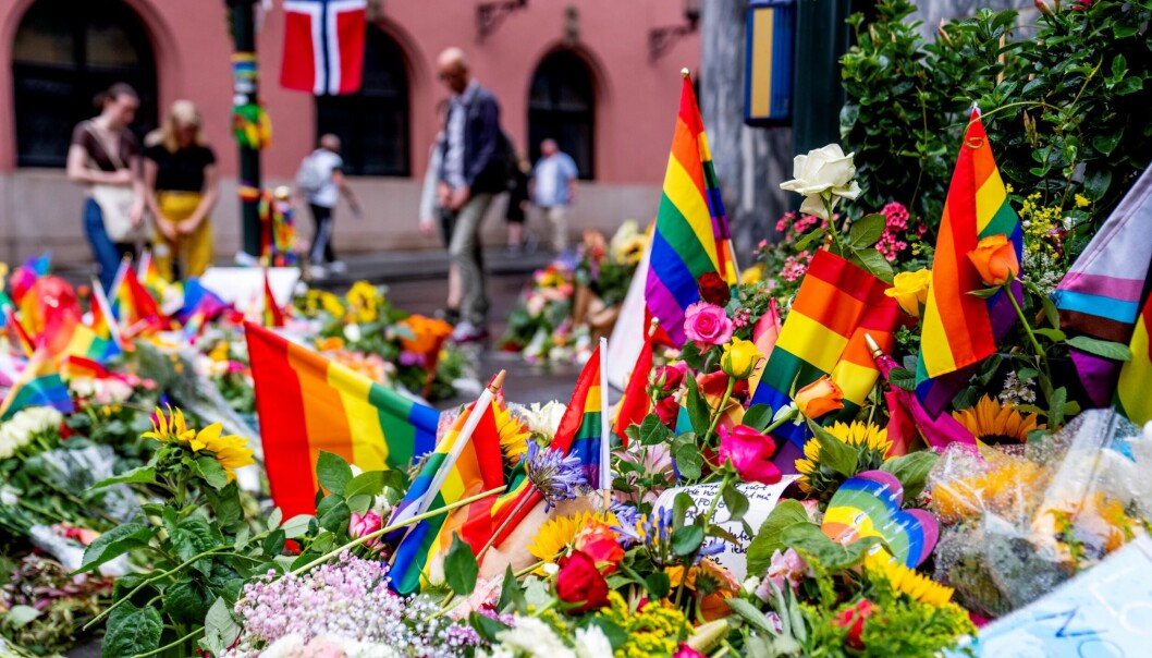 Folk la blomster og pride-flagg etter det natt til 25. juni ble avfyrt flere skudd på utsiden av London pub i sentrum av Oslo, der flere ble skadd og to drept. Folk la blomster og pride-flagg etter det natt til 25. juni ble avfyrt flere skudd på utsiden av London pub i sentrum av Oslo, der flere ble skadd og to drept.