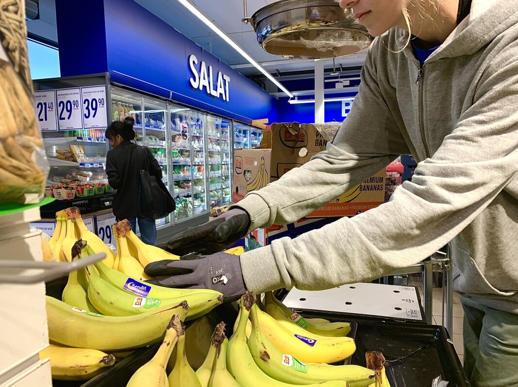 Fruktleveringen ankommer rundt klokka 10 hver dag, og må deretter legges ut i butikken. Fruktleveringen ankommer rundt klokka 10 hver dag, og må deretter legges ut i butikken.