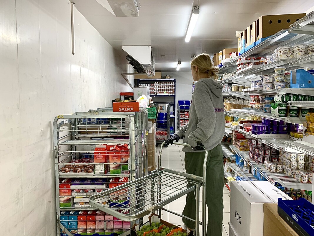 Rydding er en stor del av arbeidsdagen til mange ungdommer med sommerjobb. Rydding er en stor del av arbeidsdagen til mange ungdommer med sommerjobb.