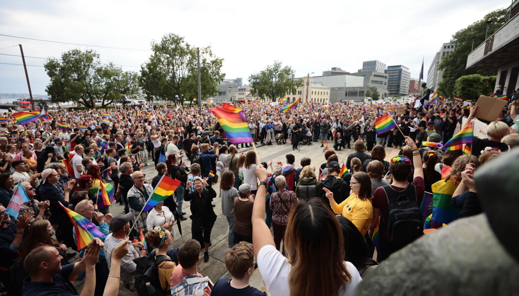 Minnemarkering på Rådhusplassen etter terrorangrepet i Oslo 25. juni. Nå åpner Oslo-politiet for at Pride-paraden muligvis kan avholdes i løpet av høsten, etter at den ble avlyst som følge av angrepet. Minnemarkering på Rådhusplassen etter terrorangrepet i Oslo 25. juni. Nå åpner Oslo-politiet for at Pride-paraden muligvis kan avholdes i løpet av høsten, etter at den ble avlyst som følge av angrepet.