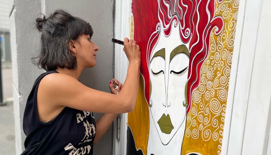 Kunstneren Raya Al-Dallal fikk lov til å male over verandadøren til Hilde Restad, etter at hun hadde gått lei all taggingen på døren. Kunstneren Raya Al-Dallal fikk lov til å male over verandadøren til Hilde Restad, etter at hun hadde gått lei all taggingen på døren.