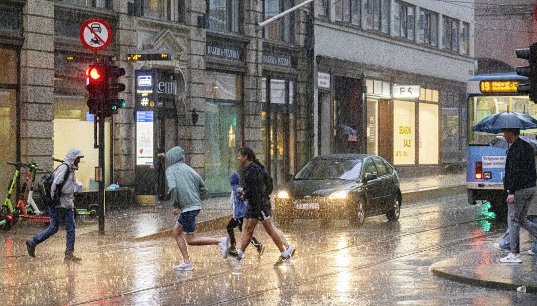 Det er lurt å finne fram paraplyen i Oslo. Når helgen tar slutt, venter det nemlig noen doser regn.
