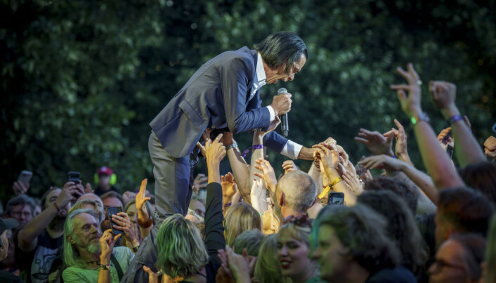 Den australske post-punk artisten Nick Cave & The Bad Seeds flørter med publikum på Øyafestivalen. Den australske post-punk artisten Nick Cave & The Bad Seeds flørter med publikum på Øyafestivalen.